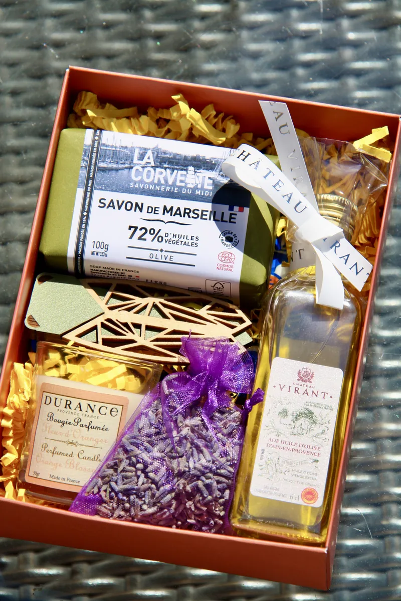 contenu de la Box Bout de Provence vu du dessus, cadeau d'anniversaire artisanal à 29,90€