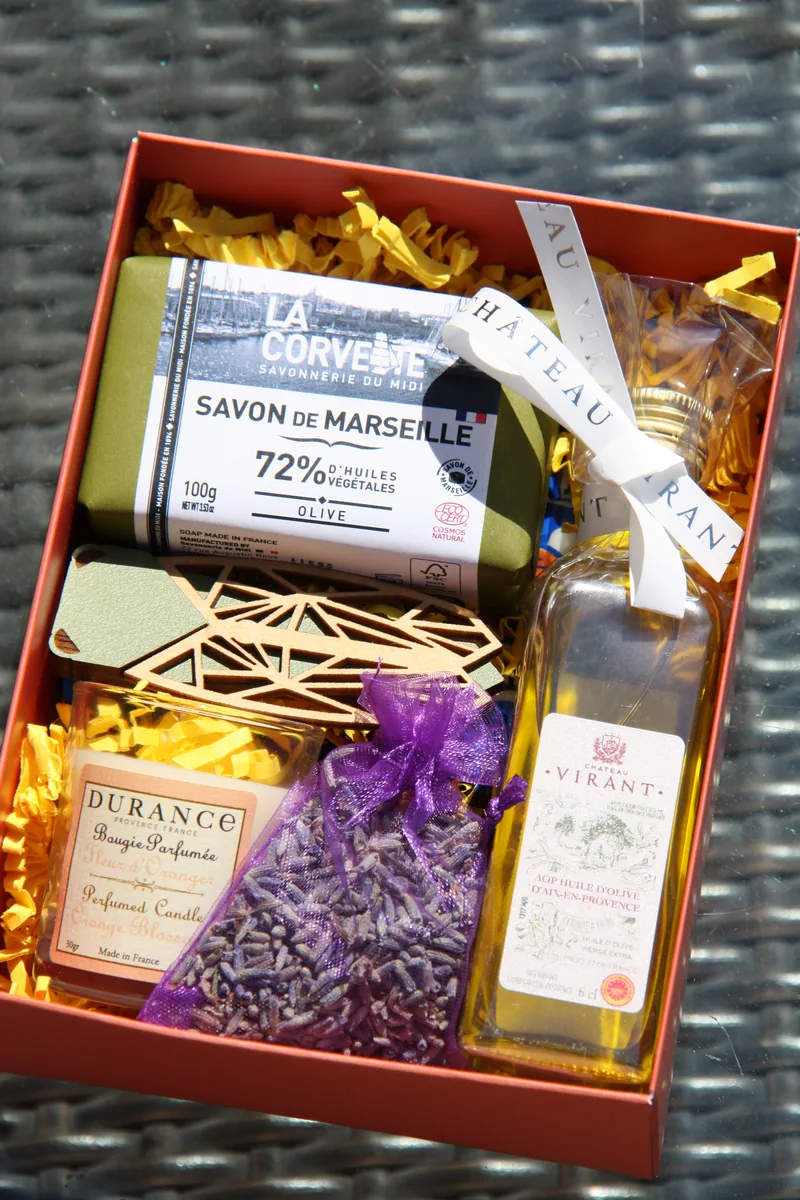 cadeau de crémaillère original : le contenu de la Box Bout de Provence vu du dessus