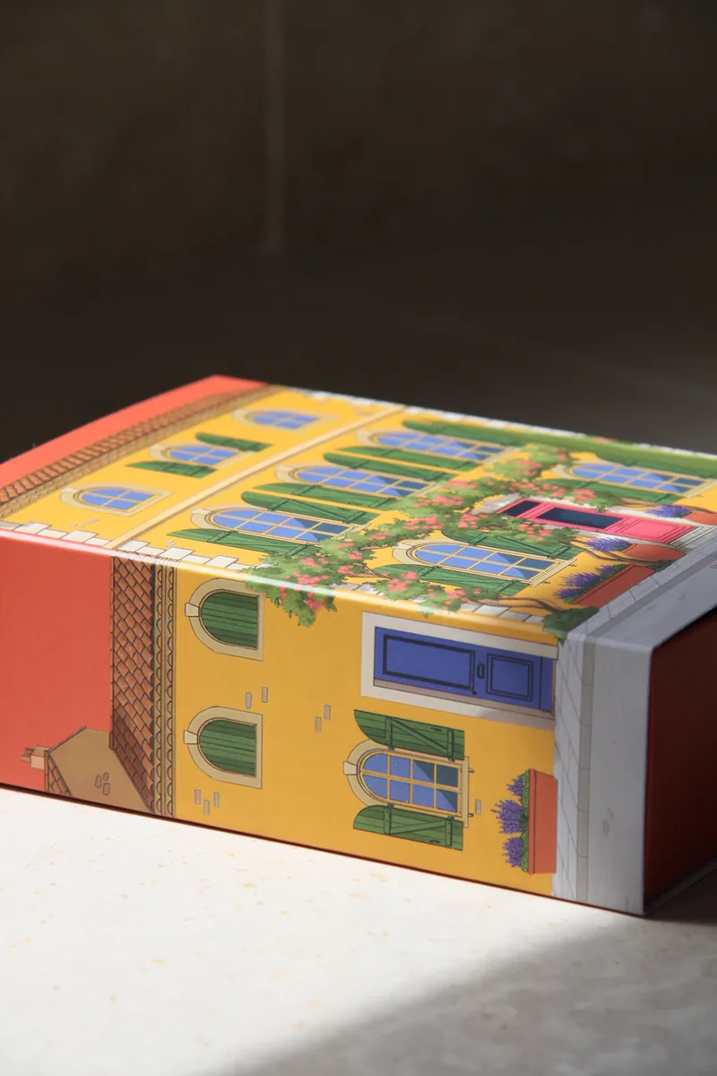 coffret cadeau de mariage Bouts de France fermé, prêt à être expédié aux mariés