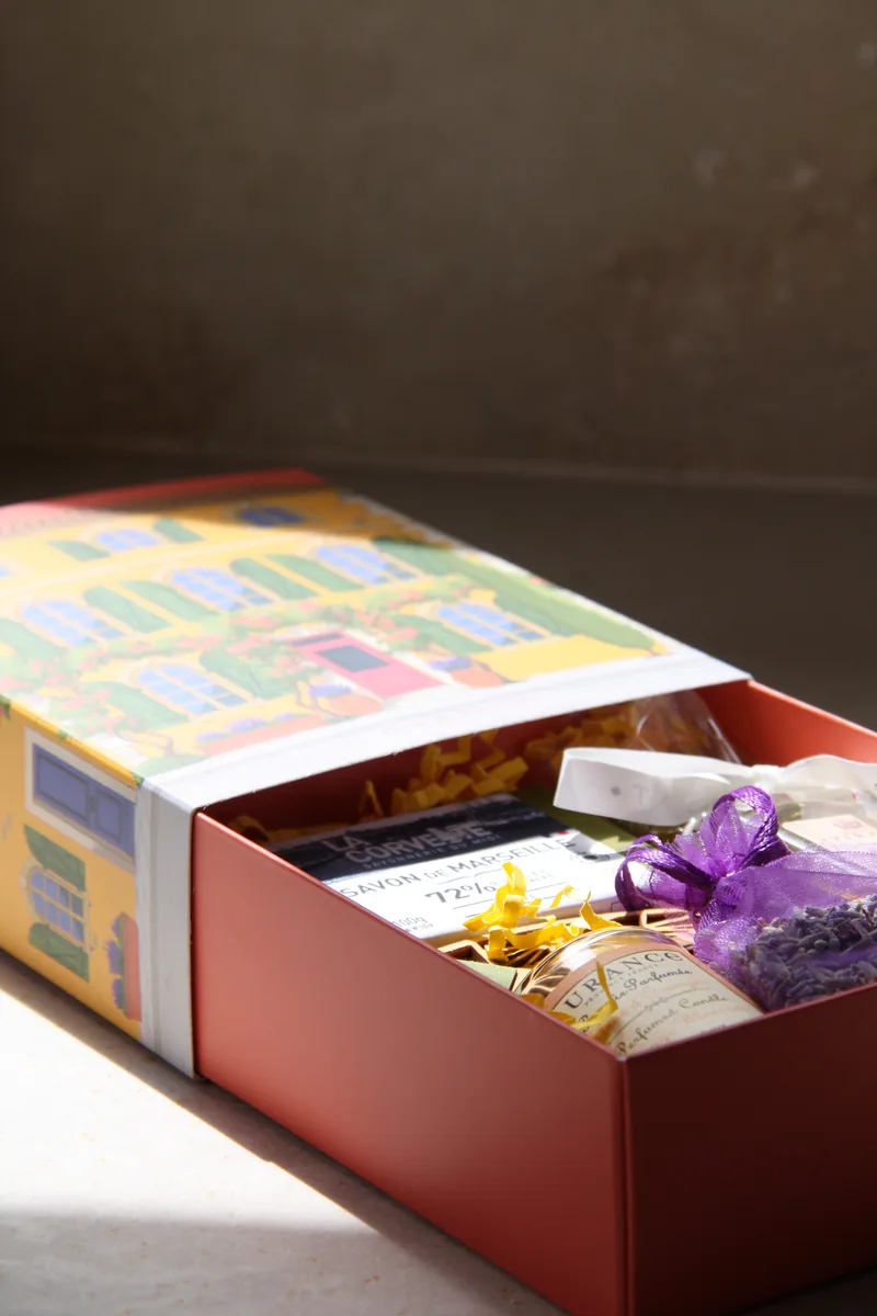 cadeau d'entreprise Noël 2026, coffret Bout de Provence entrouvert sur son contenu artisanal