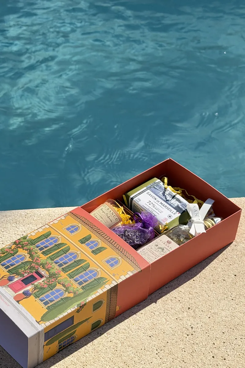 idée cadeau anniversaire original : Box Bout de Provence ouverte au bord de la piscine